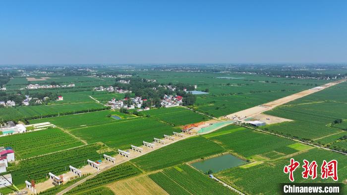 航拍合(肥)周(口)高速潁臨段8標(biāo)架梁施工現(xiàn)場(chǎng)?！⒂癫?攝