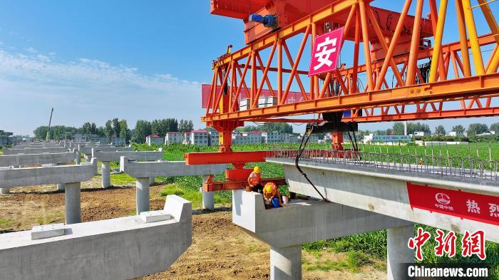 長(zhǎng)25米重80噸的箱梁平穩(wěn)、精準(zhǔn)地落在S314分離式立交橋25號(hào)和26號(hào)墩上?！⒂癫?攝