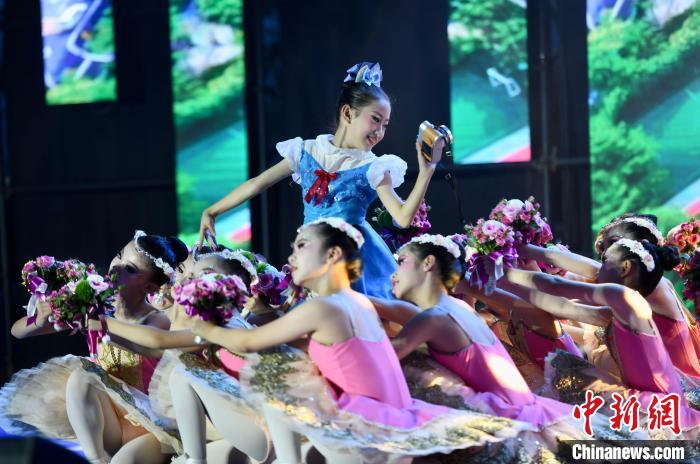 芭蕾表演《鮮花送給好朋友》?！⊥鯑|明 攝