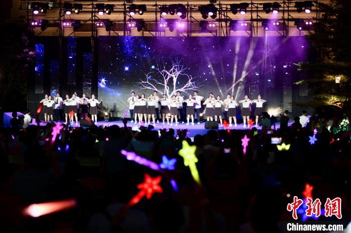 合唱表演《夜空中最亮的星》?！⊥鯑|明 攝