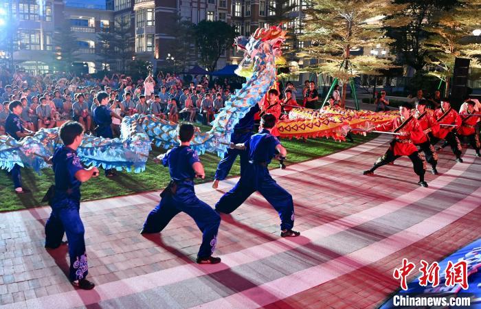 兩岸青少年同臺(tái)呈現(xiàn)龍獅表演?！⊥鯑|明 攝