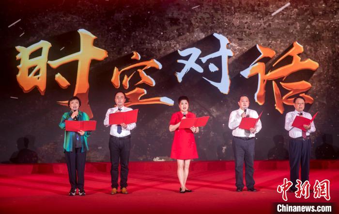 陶侃與陳望道之孫陳曉帆、顏福慶之孫顏志淵、榮毅仁侄女榮智豐深情朗誦《與統(tǒng)戰(zhàn)先輩的時空對話》?！堦?攝