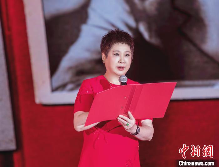 7月16日，榮智豐在2023年上海統(tǒng)戰(zhàn)文化周開幕活動(dòng)中朗誦《與統(tǒng)戰(zhàn)先輩的時(shí)空對(duì)話》?！堦?攝