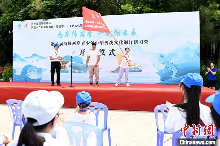 研習(xí)營授旗儀式?！埥鸫?攝