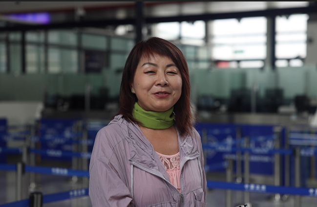 7月22日，曾經(jīng)在老撾瑯勃拉邦工作過3年的加拿大華僑孫月玲乘坐中老鐵路國(guó)際旅客列車從中國(guó)出境。衛(wèi)海林 攝