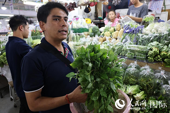 7月19日，泰國(guó)曼谷藍(lán)象餐廳員工向參加活動(dòng)的多國(guó)代表介紹如何挑選新鮮蔬菜。 人民網(wǎng)記者 張矜若攝