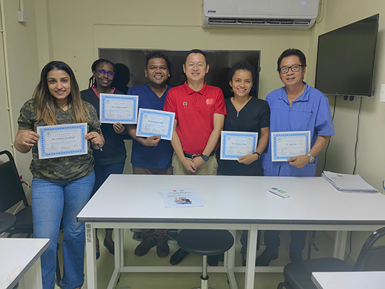 醫(yī)療隊成員與部分學(xué)員合影。第18期援圭亞那醫(yī)療隊供圖