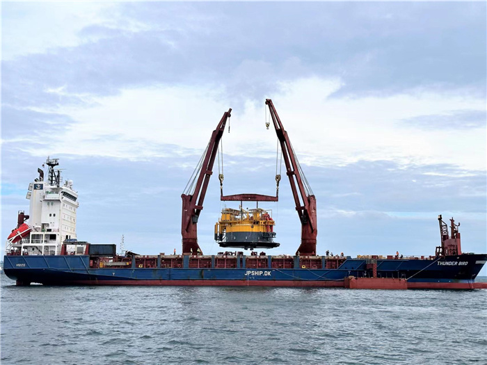 印尼拉維拉維項(xiàng)目32萬噸級(jí)單點(diǎn)系泊設(shè)備運(yùn)抵巴厘島巴板港口。張守剛攝