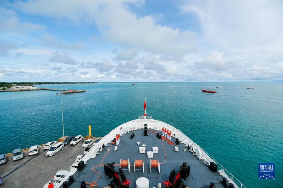 7月22日，中國海軍“和平方舟”號醫(yī)院船駛離基里巴斯首都塔拉瓦。當(dāng)?shù)貢r(shí)間22日上午10時(shí)，執(zhí)行“和諧使命-2023”任務(wù)的中國海軍“和平方舟”號醫(yī)院船圓滿結(jié)束對基里巴斯的首次訪問，駛離基里巴斯首都塔拉瓦，前往本次任務(wù)的第二站湯加努庫阿洛法港。新華社發(fā)（黎宇 攝）