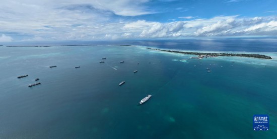 7月22日，中國海軍“和平方舟”號醫(yī)院船結(jié)束基里巴斯訪問，駛離塔拉瓦港。新華社發(fā)（桂江波 攝）