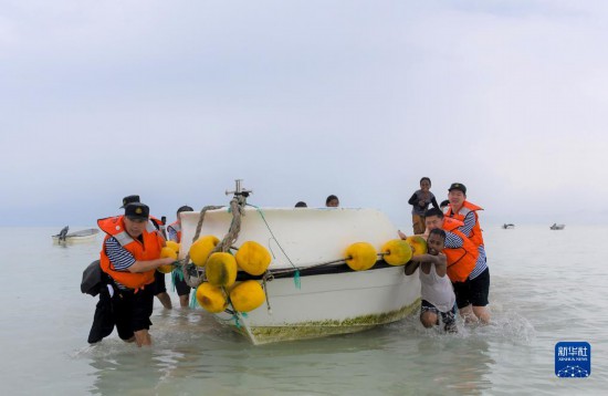 7月21日，中國海軍“和平方舟”號醫(yī)院船醫(yī)護(hù)人員涉水登島，前往基里巴斯一診療點(diǎn)。新華社記者 黎云 攝