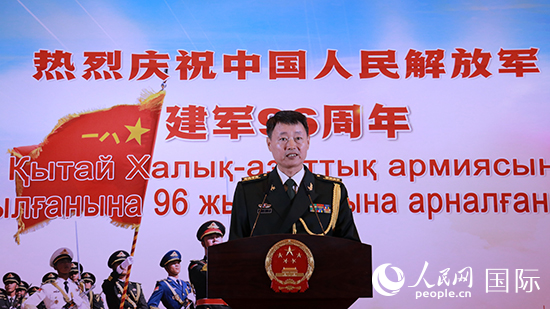 國防武官胡德君大校發(fā)表致辭。人民網(wǎng)記者 李強(qiáng)攝