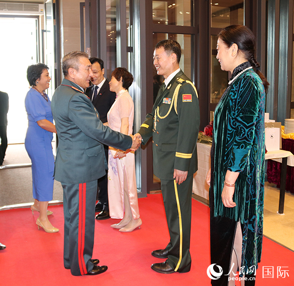 國防武官胡德君大校迎接賓客。人民網(wǎng)記者李強(qiáng)攝