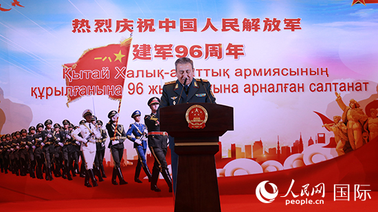 哈國防部副部長卡馬列特季諾夫中將發(fā)表致辭。人民網(wǎng)記者 李強(qiáng)攝