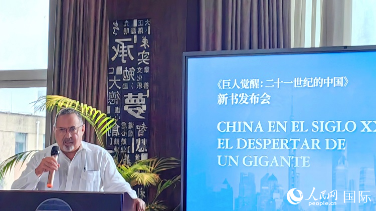 羅德里格斯博士現(xiàn)場介紹著作。吳志華攝