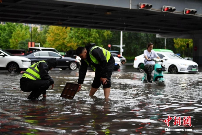 7月30日，河北省持續(xù)發(fā)布暴雨紅色預(yù)警信號(hào)。受今年第5號(hào)臺(tái)風(fēng)“杜蘇芮”殘余環(huán)流影響，7月28日以來(lái)，地處華北地區(qū)的河北省大部出現(xiàn)降雨。30日17時(shí)，該省氣象臺(tái)發(fā)布當(dāng)日第三次暴雨紅色預(yù)警信號(hào)。石家莊市城區(qū)不少區(qū)域積水嚴(yán)重，城管、環(huán)衛(wèi)、園林、市政等部門緊急出動(dòng)，聯(lián)合疏堵保暢，筑牢防汛安全屏障。圖為石家莊裕華區(qū)城管局防汛隊(duì)員對(duì)沿街收水井進(jìn)行雜物清理，以保證排水暢通。翟羽佳 攝