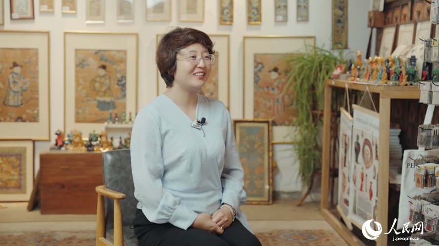 圖為瓷器修復(fù)藝術(shù)家王京。人民網(wǎng)記者 張若涵攝