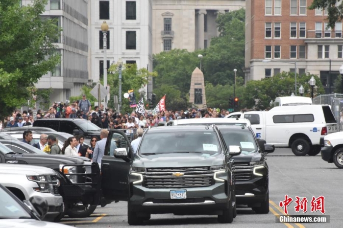 圖為特朗普出庭期間，其車隊(duì)和工作人員在聯(lián)邦法院外等待。<a target='_blank' href='/'><p  align=