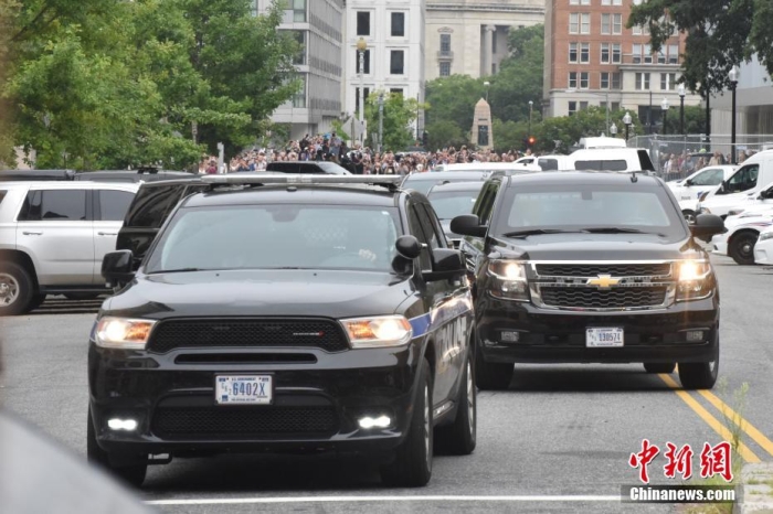 圖為結(jié)束出庭后，特朗普車隊(duì)駛離聯(lián)邦法院。<a target='_blank' href='/'><p  align=