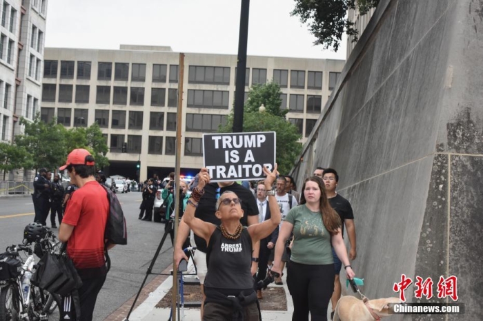圖為聯(lián)邦法院附近的特朗普反對(duì)者。<a target='_blank' href='/'><p  align=