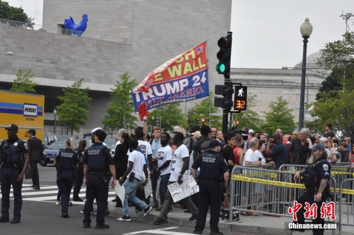 圖為眾多特朗普支持者和反對(duì)者聚集在聯(lián)邦法院周圍。<a target='_blank' href='/'><p  align=