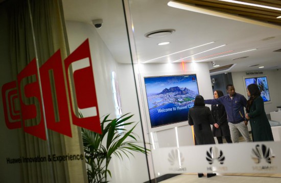 　　2017年7月17日，人們在位于南非約翰內(nèi)斯堡的華為南非信息通信技術(shù)創(chuàng)新體驗中心參觀。新華社記者 翟健嵐 攝