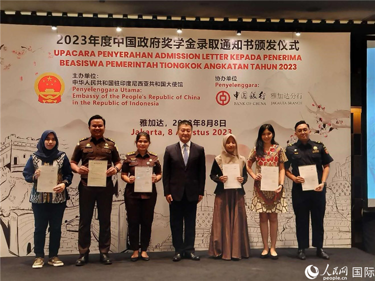 陸慷大使與獲得中國政府獎學(xué)金的印尼學(xué)子合影。 人民網(wǎng)記者 李培松攝