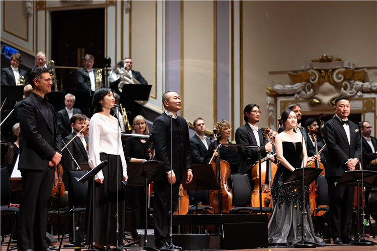 圖片說(shuō)明： 8月5日，2023愛(ài)丁堡國(guó)際藝術(shù)節(jié)開(kāi)幕式音樂(lè)會(huì)《慈悲頌》的演出現(xiàn)場(chǎng)。照片由藝術(shù)節(jié)組委會(huì)提供