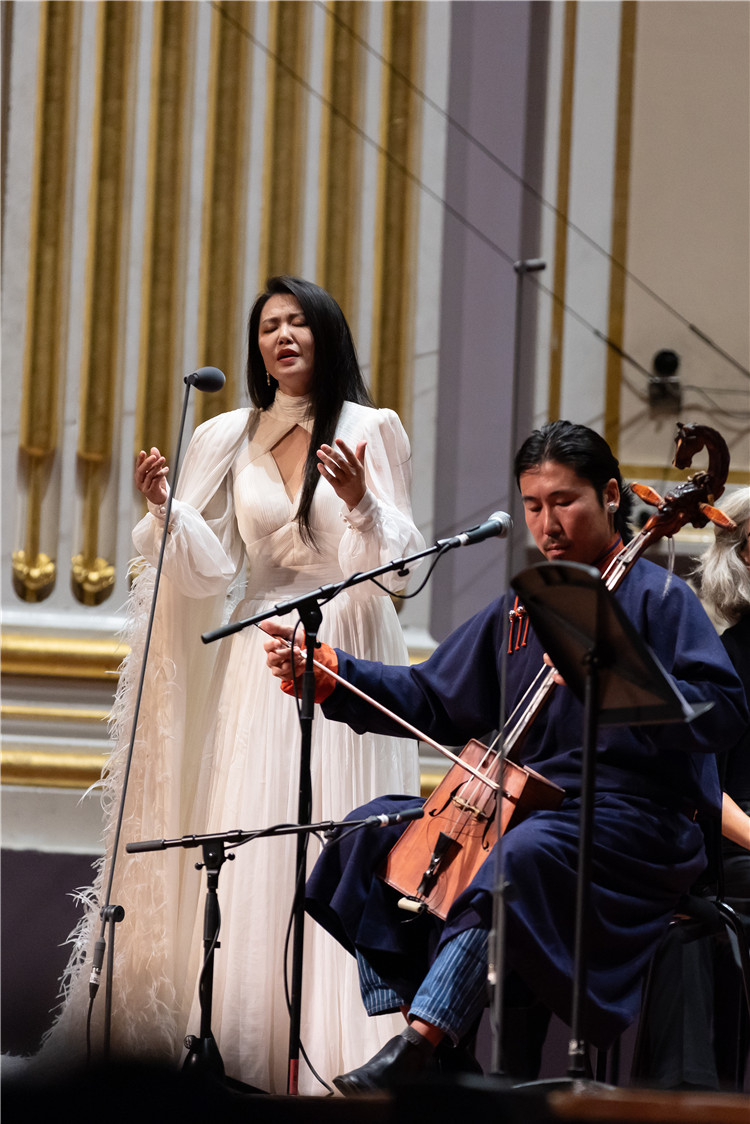 圖片說(shuō)明： 8月5日，2023愛(ài)丁堡國(guó)際藝術(shù)節(jié)開(kāi)幕式音樂(lè)會(huì)《慈悲頌》的演出現(xiàn)場(chǎng)。藝術(shù)節(jié)組委會(huì)供圖