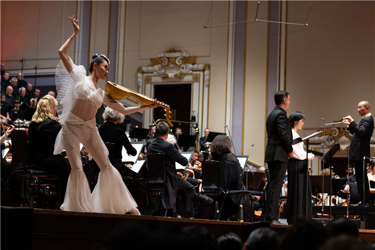 圖8月5日，2023愛(ài)丁堡國(guó)際藝術(shù)節(jié)開(kāi)幕式音樂(lè)會(huì)《慈悲頌》的演出現(xiàn)場(chǎng)。藝術(shù)節(jié)組委會(huì)供圖