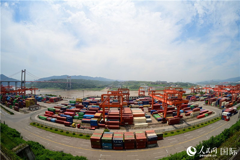 重慶果園港是我國內(nèi)河最大的鐵公水多式聯(lián)運樞紐港，也是西部陸海新通道的重要支點。圖為果園港全貌。人民網(wǎng)記者 苑基榮攝