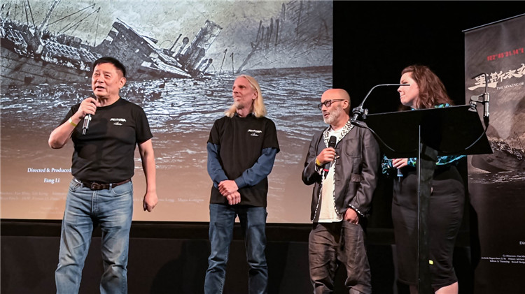 導(dǎo)演方勵(lì)以及團(tuán)隊(duì)成員分享體會(huì)。郭錦標(biāo)攝