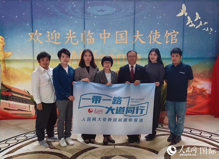 崔建春大使（右三）與人民網(wǎng)記者合影。