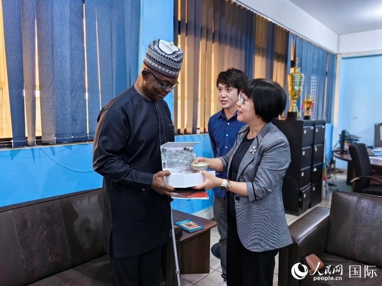 人民網(wǎng)監(jiān)事會主席唐維紅（右一）帶隊訪問尼日利亞通訊社，與該社總裁布克·龐勒（左一）交流。人民網(wǎng)記者 陳星星攝