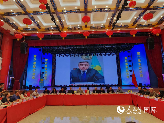 哈外交部駐阿拉木圖副代表拉伊莫夫視頻致辭。人民網(wǎng)記者 李強(qiáng)攝