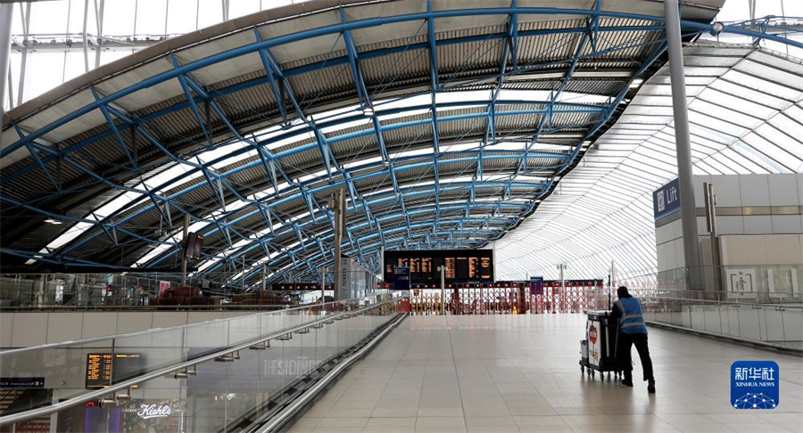 9月1日，一名工作人員在英國(guó)倫敦滑鐵盧火車站內(nèi)行走。因在收入、工作條件等方面與鐵路運(yùn)營(yíng)企業(yè)存在分歧，英國(guó)鐵路員工在9月1日、2日舉行罷工。由于鐵路服務(wù)大幅減少，人們出行面臨不便。新華社記者 李穎 攝