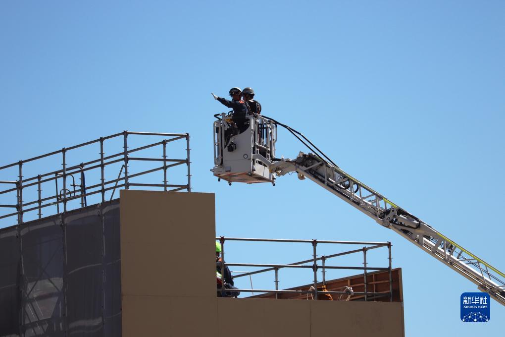 9月1日，在日本神奈川縣相模原市，消防員演練用消防云梯車救下被困高樓的民眾。9月1日是日本防災(zāi)日。當(dāng)天，日本中央政府及多個都縣市舉行了防災(zāi)演練，以提高大規(guī)模災(zāi)害發(fā)生時防災(zāi)機(jī)構(gòu)和市民迅速應(yīng)對的能力。新華社記者 楊光 攝