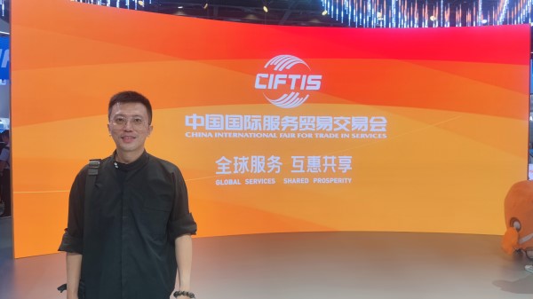 9月2日，梁家僖在國家會議中心拍照留念。受訪者供圖