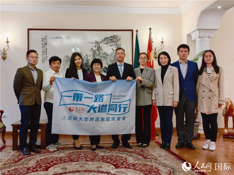 胡長春大使、駐非盟使團工作人員與人民網(wǎng)記者合影。