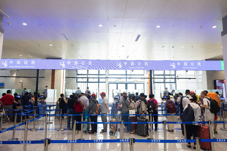 乘坐中老鐵路國際旅客列車的旅客在磨憨邊檢大廳排隊候檢。黃遠飛 攝