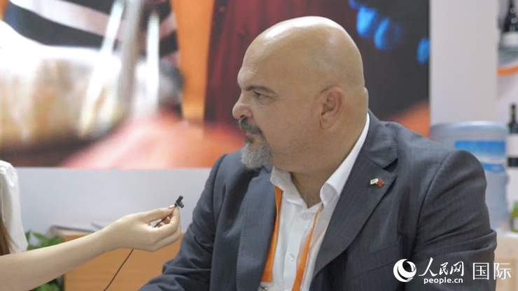 塞浦路斯首席經濟商務參贊歐陽路接受記者采訪。人民網 王禹蘅攝