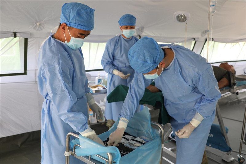 出征前，“純凈家園-2023”多國聯合掃雷行動中方任務分隊醫(yī)療組官兵正在進行專業(yè)訓練。趙文環(huán)攝