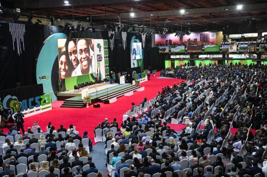 9月4日，在肯尼亞內(nèi)羅畢，與會代表參加首屆非洲氣候峰會開幕式。新華社記者 韓旭 攝