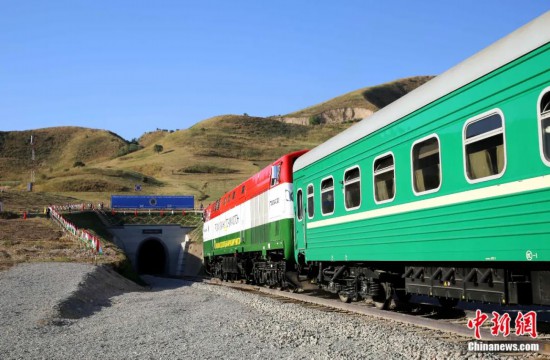 2016年8月24日，塔吉克斯坦“瓦赫達特-亞灣”鐵路通車。這是絲綢之路經(jīng)濟帶框架下首個開工并建成的鐵路項目，具標志性意義。圖為火車進入由中鐵十九局集團有限公司承建的隧道。文龍杰 攝