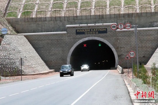 連接塔吉克斯坦南北的重要隧道之一哈特隆隧道由中國路橋承建，是塔國南北公路交通的重要干線道路，對促進塔吉克斯坦南北交流和國民經(jīng)濟發(fā)展具有重要意義。田冰攝