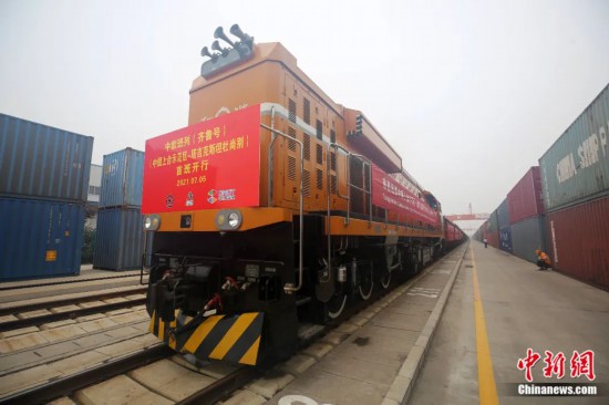 2021年7月5日，中國—上海合作組織地方經(jīng)貿(mào)合作示范區(qū)（簡稱“上合示范區(qū)”）前往塔吉克斯坦首都杜尚別的首班中歐班列（齊魯號）“上合快線”發(fā)出，從上合示范區(qū)青島多式聯(lián)運中心啟程，為中國及日本、韓國等周邊國家和地區(qū)與塔吉克斯坦經(jīng)貿(mào)往來提供了全新的物流解決方案。胡耀杰 攝