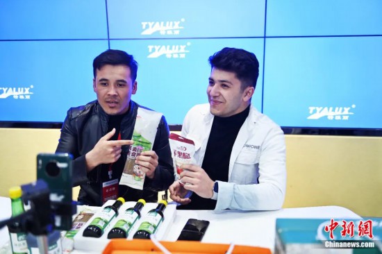 2023年3月，甘肅省慶陽市環(huán)縣電商創(chuàng)業(yè)孵化基地內(nèi)，來自蘭州文理學院的塔吉克斯坦留學生正在協(xié)助主播直播帶貨當?shù)剞r(nóng)特產(chǎn)品。李亞龍 攝