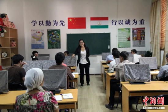 2014年，塔吉克斯坦國立民族大學的孔子學院內(nèi)，教師正在為塔吉克斯坦學生授課。田冰 攝