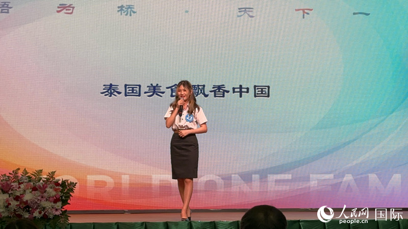 榮獲世界大學(xué)生中文比賽亞洲冠軍的泰國(guó)選手。人民網(wǎng)記者 孫廣勇攝