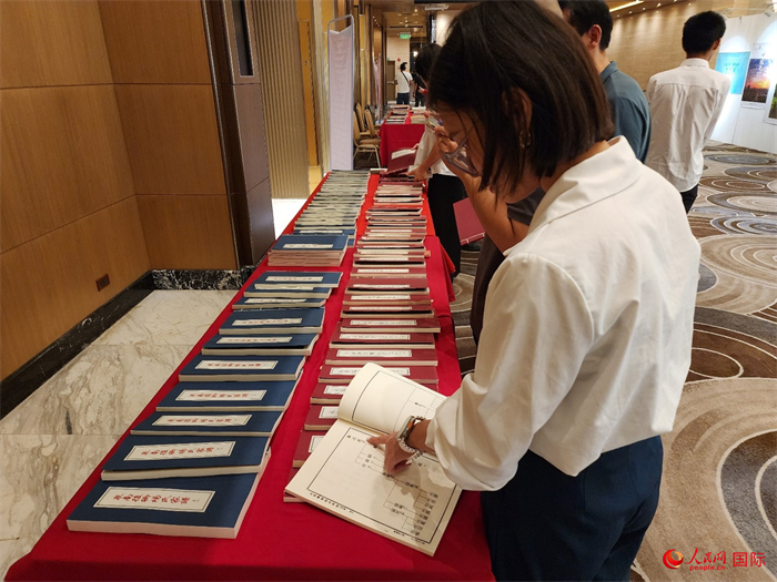 現(xiàn)場嘉賓參觀“根脈尋蹤”泉州百個家族移民菲律賓族譜展。人民網(wǎng)記者 樊帆攝